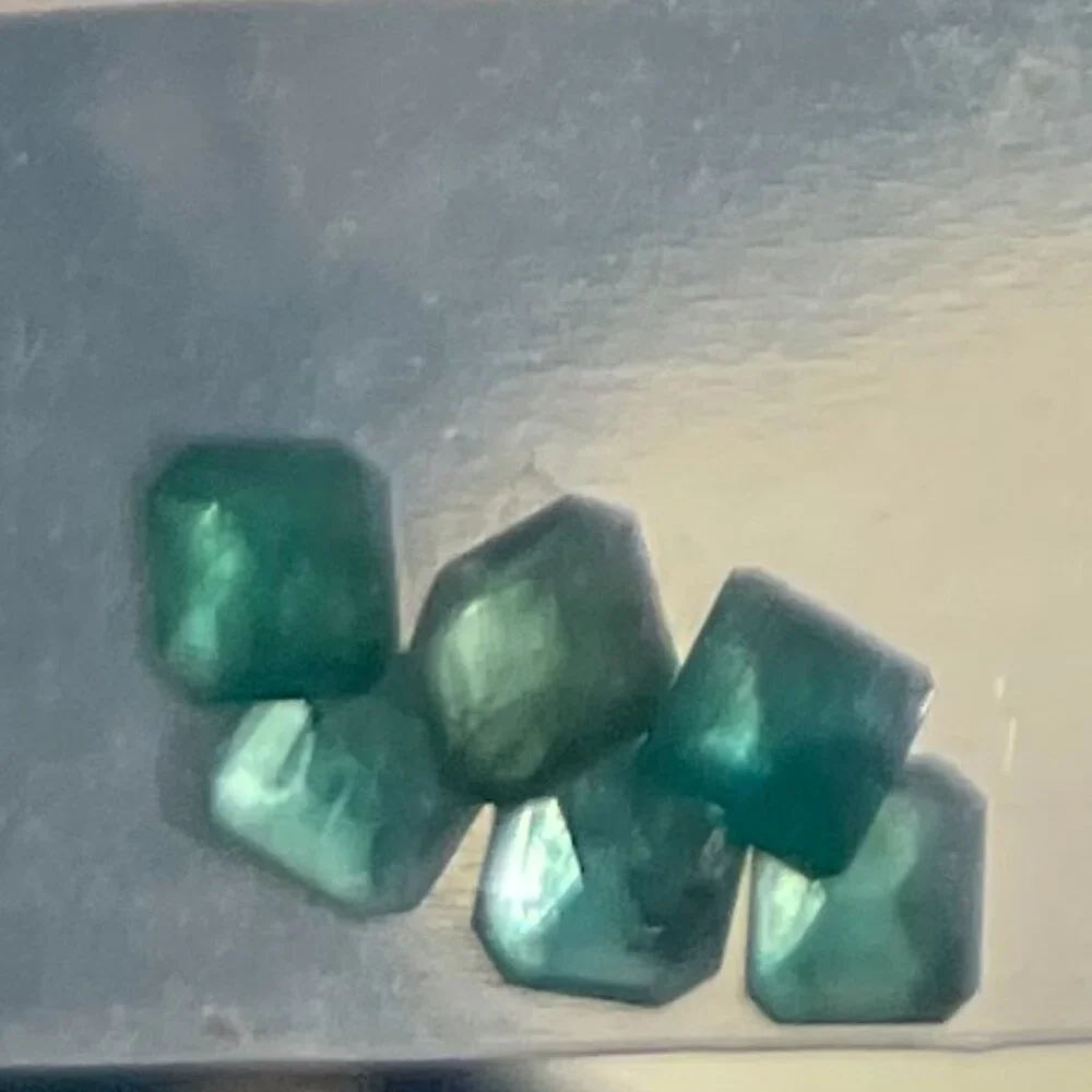 6 loose emeralds, 1.36 total carats - Picture 3 of 3